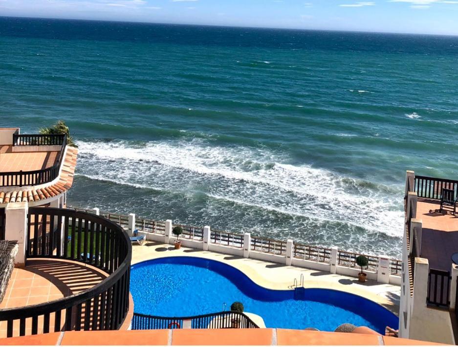 Beachfront Penthouse Apartment With Large Terrace And Breathtaking Sea Views Close To Marbella Spain Sitio de Calahonda Eksteriør billede