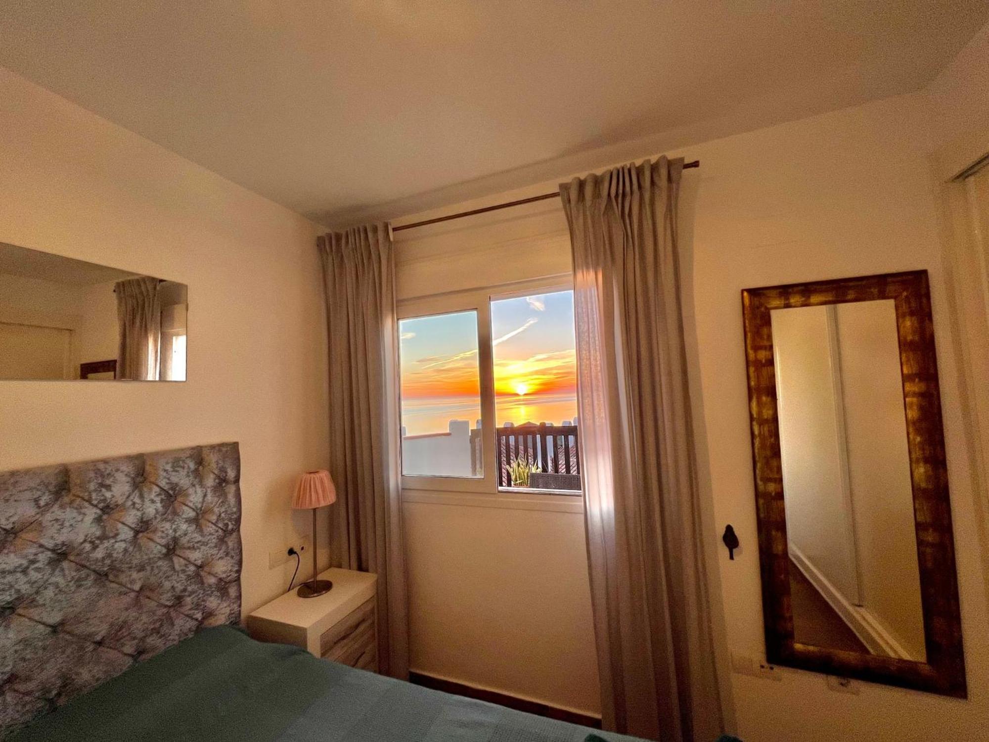 Beachfront Penthouse Apartment With Large Terrace And Breathtaking Sea Views Close To Marbella Spain Sitio de Calahonda Eksteriør billede