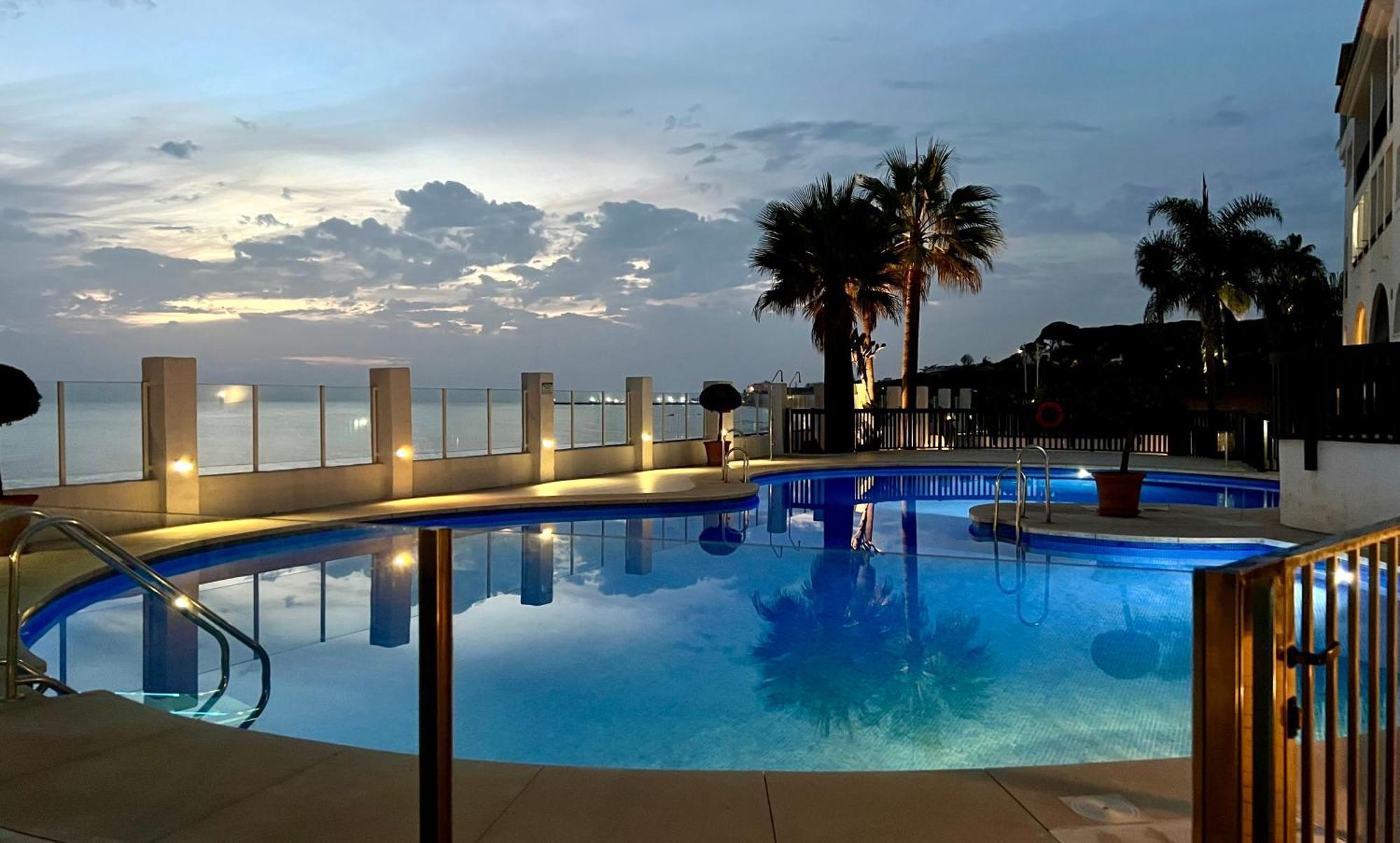 Beachfront Penthouse Apartment With Large Terrace And Breathtaking Sea Views Close To Marbella Spain Sitio de Calahonda Eksteriør billede