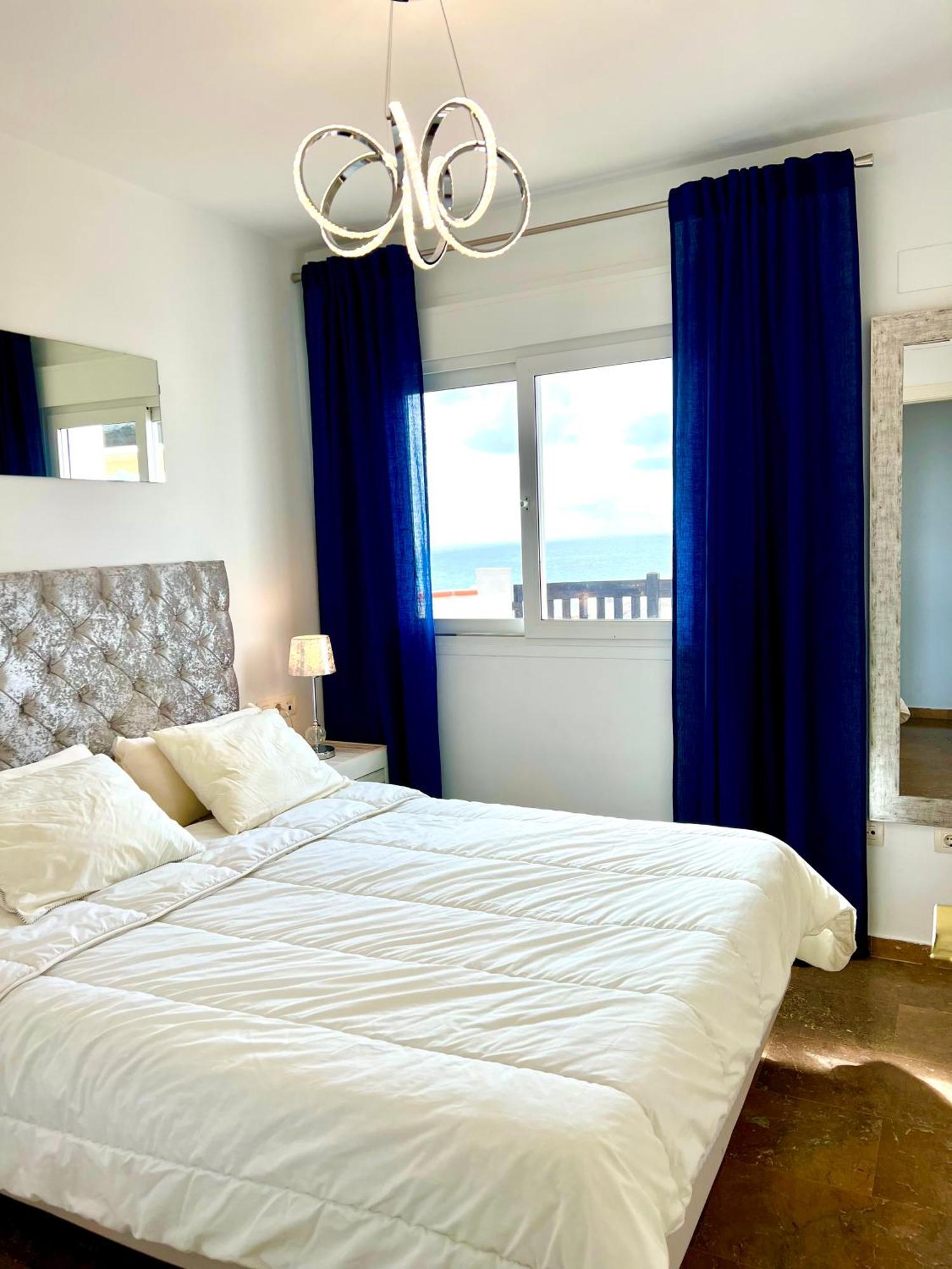 Beachfront Penthouse Apartment With Large Terrace And Breathtaking Sea Views Close To Marbella Spain Sitio de Calahonda Eksteriør billede